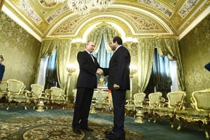 Avec son homologue russe, Vladimir Poutine, le 26 août 2015, à Moscou. © sefa karacan/AFP