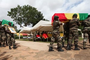 Hommage national à Ségou le 21 juillet, deux jours après la mort de 17 soldats maliens. © AFP