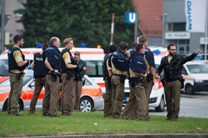 La police de Munich sur les lieux de la fusillade dans un centre commercial près du stade olympique, le 22 juillet 2016. © afp.com – Matthias Balk