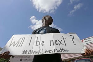 Un homme présent à présent à une manifestation Black Lives Matter, à Dallas le 10 juillet 2016. © Jae S. Lee/AP/SIPA
