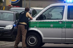 Un policier assure la sécurité du site où s’est déroulé la fusillade à Munich, le 22 juillet 2016. © Stringer/AFP