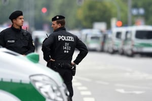 Deux policiers aux abords du centre commercial de Munich où a eu lieu la fusillade le 22 juillet 2016. © Christof Stacge/AFP