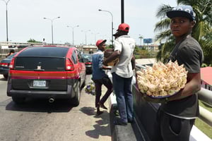 Un vendeur de rues de Lagos, le 12 juillet 2012. © Pius Utomi Ekpei/AFP