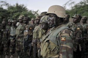 Des soldats ougandais de l’Amisom lors d’une offensive contre les Shebab dans la région de Shabeellaha Hoose en août 2014. © Tobin Jones/AP/SIPA