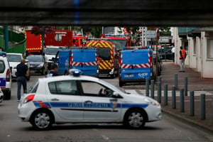 Des policiers bloquent le périmètre de l’église Saint-Étienne-du-Rouvray, près de Rouen, lieu de la prise d’otage. 26 juillet 2016. © AFP