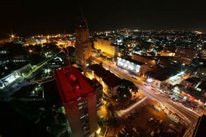 Vue nocturne de Kinshasa depuis un immeuble du centre-ville. © MONUSCO Photos / Flickr creative commons