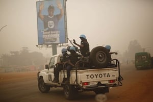 Des Casques bleus de la Minusca en patrouille dans Bangui © Jerome Delay/AP/SIPA