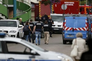 Arrestation d’un homme après une perquisition à Saint-Étienne-du-Rouvray, le 26 juillet 2016. © CHARLY TRIBALLEAU/AFP