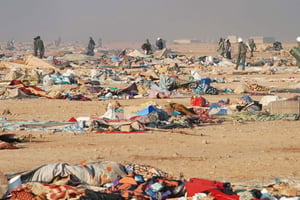 Les forces de l’ordre marocaines démantèlent le camp de Gdeim Izik, près de Laâyoune, au Sahara occidental, le 8 novembre 2010. © AP/SIPA