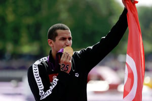 Le nageur tunisien Oussama Mellouli célébrant sa médaille d’or aux JO de Londres en 2012. © Lefteris Pitarakis/AP/SIPA