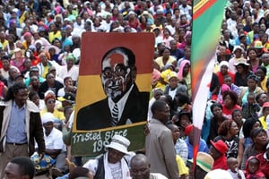 Des partisans du président réunis devant le QG du parti à Harare, le 20 juillet 2016. © Tsvangirayi Mukwazhi/AP/SIPA