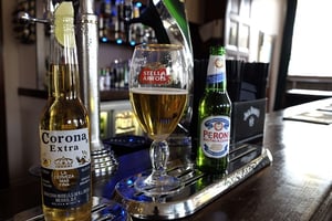 AB InBev compte parmi ses marques de bière Budweiser, Stella Artois et Corona, tandis que SABMiller produit Peroni et Grolsch. © Kirsty Wigglesworth/AP/SIPA