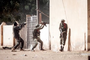 Affrontement entre des soldats maliens et des groupes djihadistes à Gao, en mars 2013. © ETIENNE LAURENT/DAPD/SIPA