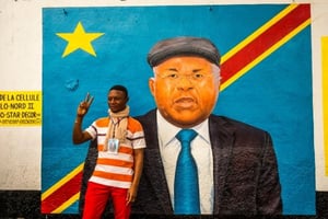 Un portrait du « líder máximo » sur sa résidence du quartier de Limete, à Kinshasa, où il est revenu après deux ans d’absence. © Eduardo Soteras/AFP