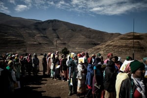 Des femmes font la queue pour la distribution de nourriture du Programme Alimentaire Mondial à Katse, au Lesotho, le 14 juillet 2016. © John Wessels / AFP
