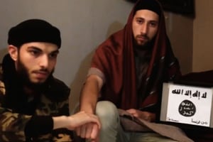 Capture d’écran d’une vidéo diffusée le 27 juillet 2016 par l’EI dans laquelle deux hommes présentés comme les auteurs de l’attaque de Saint-Étienne-du-Rouvray, « Abu Jaleel al-Hanafi »(g) et « Ibn Omar » (d), prêtent allégeance au chef de l’EI. © AFP