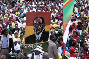 le 20 juillet, des milliers  de partisans de Zimbabwe manifestent dans la rue pour le soutenir, alors que les vétérans marquent une rupture historique avec le président. © Tsvangirayi Mukwazhi/Ap/Siipa