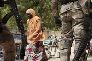 L’armée nigériane à un check-point de Gwoza, une ville récemment libérée de Boko Haram, en avril 2015. © Lekan Oyekanmi/AP/SIPA