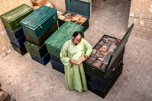 La collection de la famille d’Abdel Kader Haïdara renfermerait quelque 42	000 ouvrages. © Ami VITALE/PANOS-REA