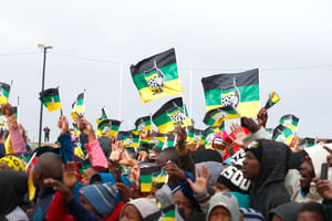 Partisans de l’ANC à Port Elizabeth, 
le 23 juillet. Selon les sondages, la ville pourrait passer 
à l’opposition lors du prochain scrutin. © Michael Sheehan/AFP