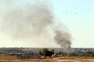 De la fumée s’élève de Syrte où les forces du gouvernement d’union nationale bombardent les positions de l’EI, le 18 juillet 2016. © AFP