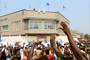 Des manifestants devant l’ambassade française le 30 juillet 2016 à Burumbura. © AFP