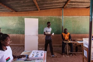 Un bureau de vote à Ouagadougou pendant les élections couplées présidentielle et législatives au Burkina, le 29 novembre 2015. © Theo Renaut/AP/SIPA