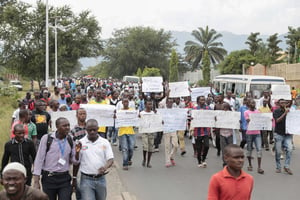 Des centaines de Burundais marchant à Bujumbura en mai 2015 pour dénoncer l’attentat contre le leader de l’opposition Zedi Feruzi. Un journaliste avait été blessé. par la même occasion. © Gildas Ngingo/AP/SIPA
