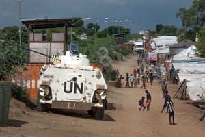 À Juba, des membres de l’ethnie Nuer se déplacent près d’un véhicule blindé de l’ONU, dans une base de la Minuss, le 25 juillet 2016. © Jason Patinkin/AP/Sipa