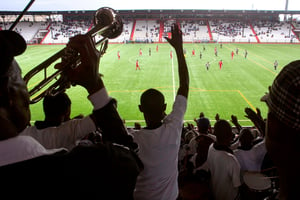 Des supporters du TP Mazembe lors d’un match contre le Lubumbashi Sport, au stade Mazembe, le 4 mars 2015. © Gwenn Dubourthoumieu pour JA