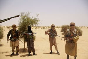 Des combattants du groupe jihadiste Ansar Eddine lors d’un transfert d’otages dans  le désert de Timbuktu en avril 2012 © STR/AP/SIPA