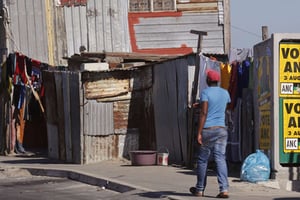 Un habitant du township de Kayelitsha, à Johannesburg, le 1er août 2016, deux jours avant le vote des municipales. © Schalk van Zuydam/AP/SIPA