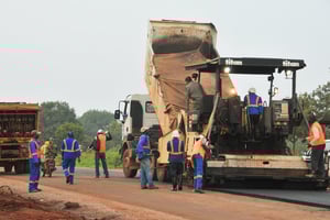 Bitumage de la route vers la ville de Ngaoundéré, au Cameroun. Moody’s salue les investissements dans les infrastructures routières du pays. © Renaud Van Der Meeren pour les Éditions du Jaguar