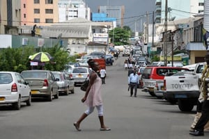 Scène de rue dans le centre de Libreville. © Tiphaine Saint-Criq pour JA
