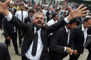 Des avocats se réunissent pour dénoncer l’attentat meurtrier ayant eu lieu lundi 8 août à Quetta, au Pakistan © K.Chaudary/AP/Sipa