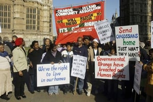 Des manifestants des Chagos réclamant le droit de rentrer chez eux, à Londres, le 22 octobre 2008. © MATT DUNHAM/AP/SIPA
