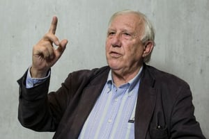 Alain Deloche, chirurgien cardiaque français, co-fondateur de « Médecins du monde » et fondateur de l’association « La Chaîne de l’espoir », à Paris le 29 juin 2016 © Jacques Torregano pour JA