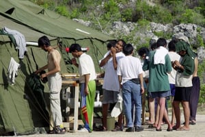 Un camp de réfugiés sur l’île de Nauru en septembre 2001. © Rick Rycroft/AP/SIPA
