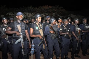 Une patrouille de nuit se prépare, le 10 mai. © Emmanuel Daou Bakary pour JA