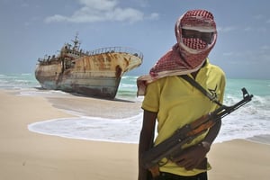 Un pirate Somalien près d’un navire de pêche taïwanais en septembre 2012. © Farah Abdi Warsameh/AP/SIPA