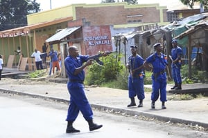 Un policier burundais ouvrant le feu sur des manifestants de l’opposition à Bujumbura en juin 2015. © Berthier Mugiraneza/AP/SIPA