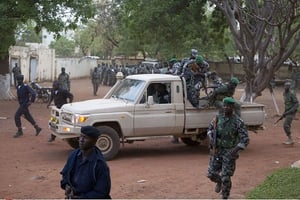 Déploiement de policiers et militaires à Bamako, en 2012 (photo d’illustration). © Rebecca Blackwell/AP/SIPA