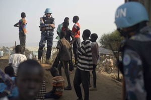 Un casque bleu se tient en surplomb de la base des Nations Unies à Djouba, la capitale du Soudan du Sud, en janvier 2016. © Jason Patinkin/AP/SIPA