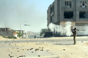 Un membre des forces du gouvernement libyen d’union nationale tire une roquette à Syrte le 16 août 2016. © AFP – STR