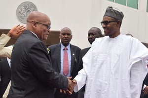 Le président sud-africain Jacob Zuma accueilli à Abuja, le 08 mars 2016, par son homologue nigérian Muhammadu Buhari. © AP/SIPA