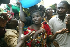 Des personnes déplacées à Beni après une attaque contre les civils, le 20 juin 2003. © Karel Prinsloo/AP/SIPA