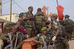Patrouille de militaires près de Beni, en RDC, le 3 janvier 2014. © Joseph Kay/AP/SIPA