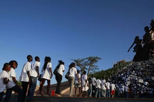 Des étudiants sénégalais devant le monument de la Renaissance africaine, à Dakar, le 13 octobre 2010. © Rebecca Blackwell/AP/SIPA