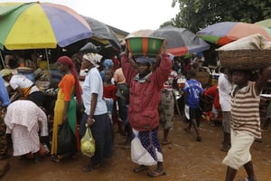 Un marché de Kenema, dans l’est de la Sierra Leone, le 8 août 2015. © Sunday Alamba/AP/SIPA