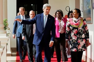 Le secrétaire d’État américain John Kerry discute avec les membres du ministère des affaires étrangères kényans lors de sa visite à Nairobi, le 22 août 2016. © THOMAS MUKOYA/AP/SIPA
